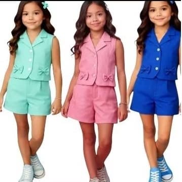 conjunto infantil feminino colete e short na cor azul e rosa idade recomendada de 7 , 8 e 9 anos ,com laço de cabelo