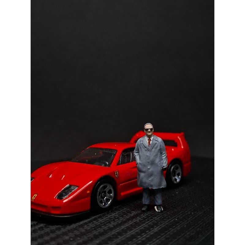 Miniatura Enzo Ferrari em 1/64 em Resina 3D – Figura Colecionável Artesanal 2,8 cm