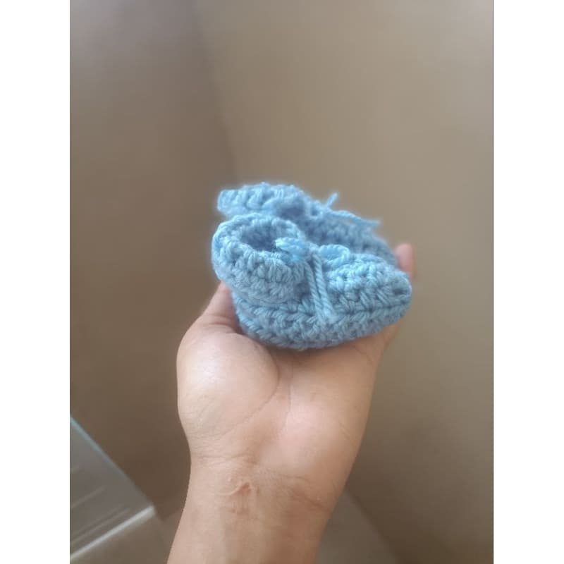 Sapatinho crochê bebê de lã quentinho.