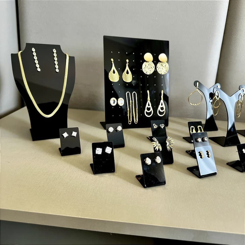 Kit Expositor Joias Acrílico 8 Peças 72 Furos Porta Brincos Colares Preto Branco Organizador