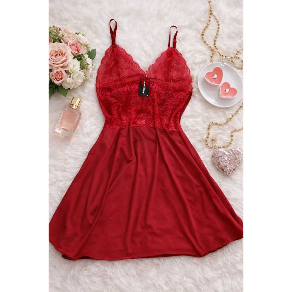 Camisola feminina tamanhos plus size com renda no busto tecido leve  modela no corpo roupa de dormir