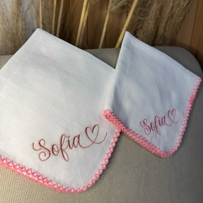 Fralda de Boca com Nome Bordado – 100% Algodão e Acabamento em Crochê Rosa