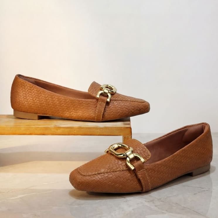 Sapatilha Mocassim Feminina Tressê | Caramelo com Enfeite Retangular - clássica, charmosa, casual