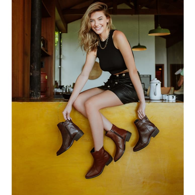 Bota em Couro Legitimo Bico Fino Feminina Cano Curto Conhaque Essenza Loja