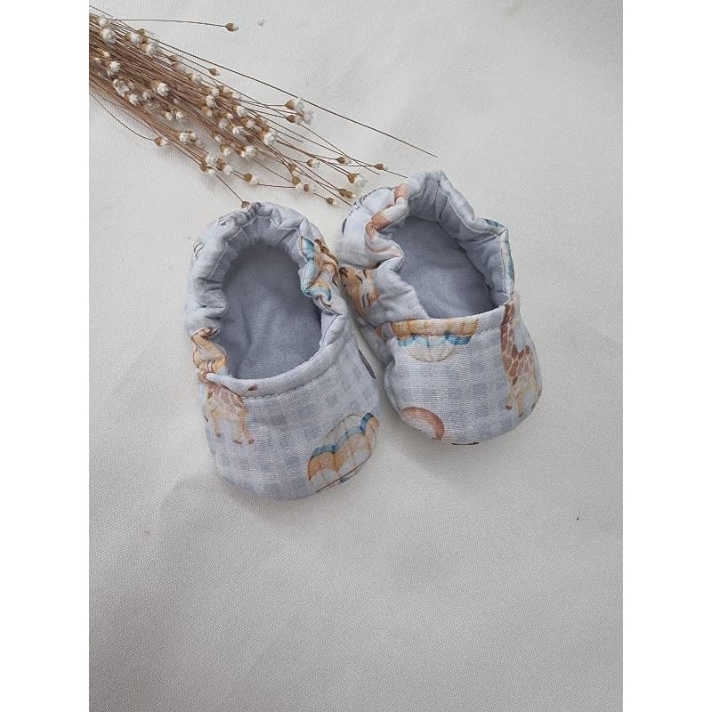 Kit Sapatinho de Bebê em Tecido + Saquinho Organizador | Presente para Recém-Nascid