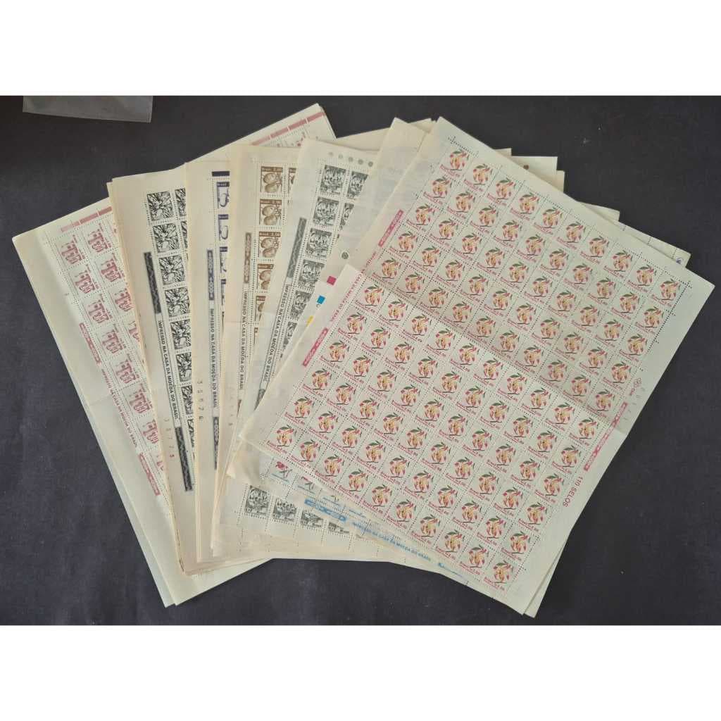 Folha com 110 selos regulares dos correios do Brasil. Selos novos - Filatelia