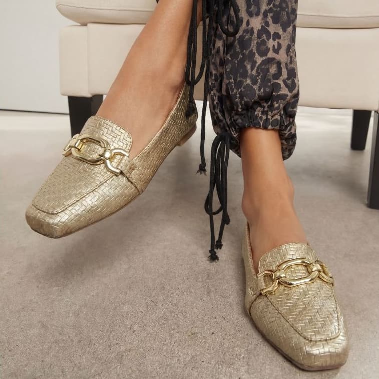 Sapatilha Mocassim Feminina Tressê | Dourado com Enfeite Retangular - chic , moderna, festa, pratica