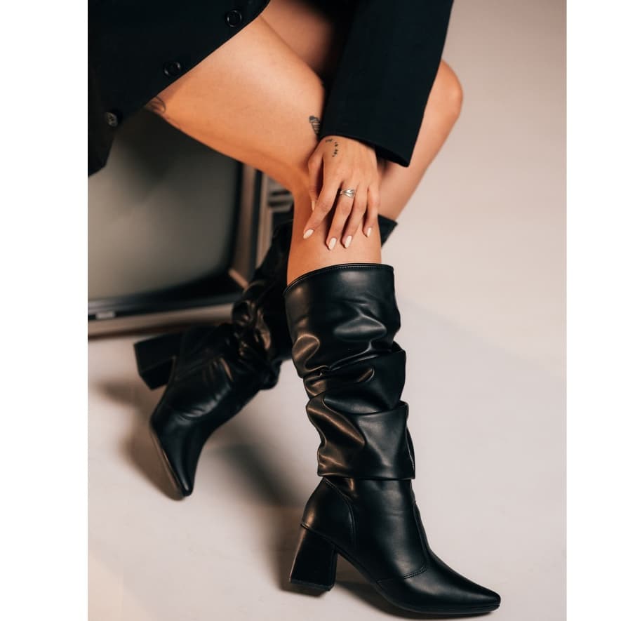 Bota Feminina Siena Shay Cano Longo Enrugado Slouchy Bico Fino Salto Bloco Leve Confortável Elegante