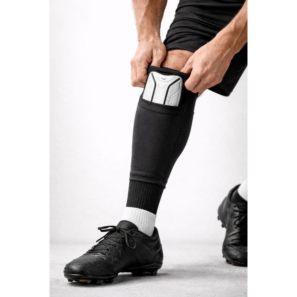 Porta Caneleira Infantil Adulto Preta Suporte para Caneleira Meião Elástico Futebol Campo Futsal