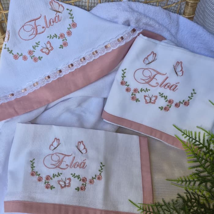 Kit Toalha Banho Felpuda com Capuz Forrada + Lencinho de boca  + Fralda Passeio Personalizada