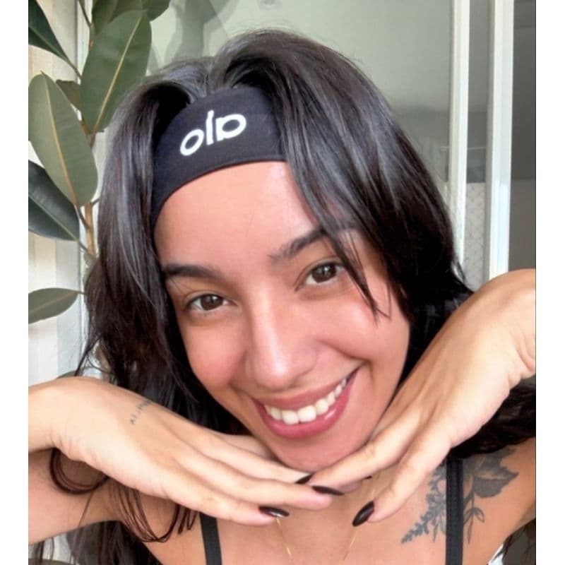 faixa de cabelo na cor preta ou branca, a cor vai aleatoria, na maioria das vezes vai preta mas também pode ser branca