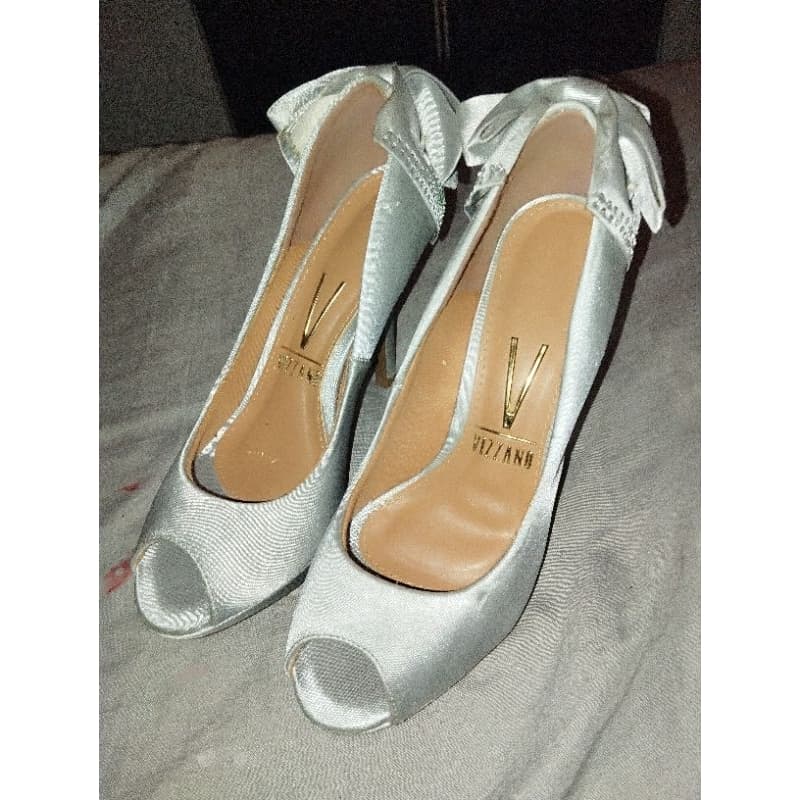 brechó online, diversas peças de roupas, calçados, salto prata, cintos, regatas, shorts