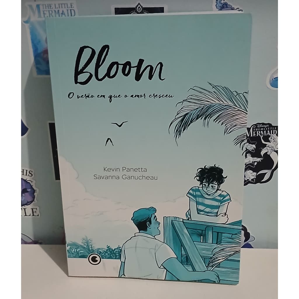 LIVRO QUADRINHO HQ ROMANCE GAY LGBT BLOOM O VERÃO EM QUE O AMOR CRESCEU KEVIN PANETTA