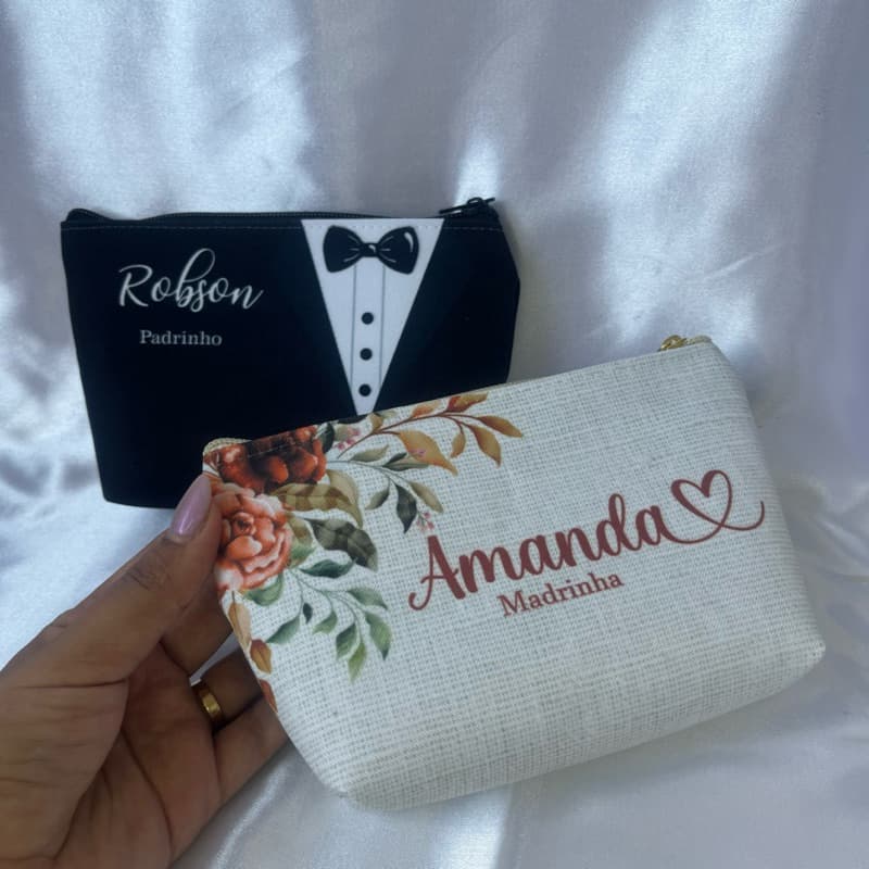 PRODUÇÃO EM 1 DIA ÚTIL+ FRETE - Kit 2 Necessaire Padrinho+Madrinha com Nome para Casamento