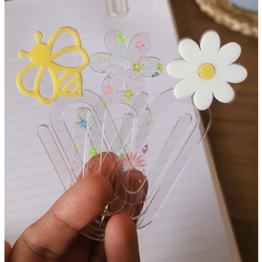 Marcadores de Página de Acrílico Abelha e Margaridas | Papelaria Fofa Criativa