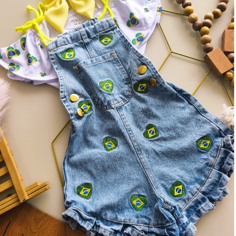 Jardineira Salopete Jeans Infantil Menina Stitch e Minnie - vários modelos
