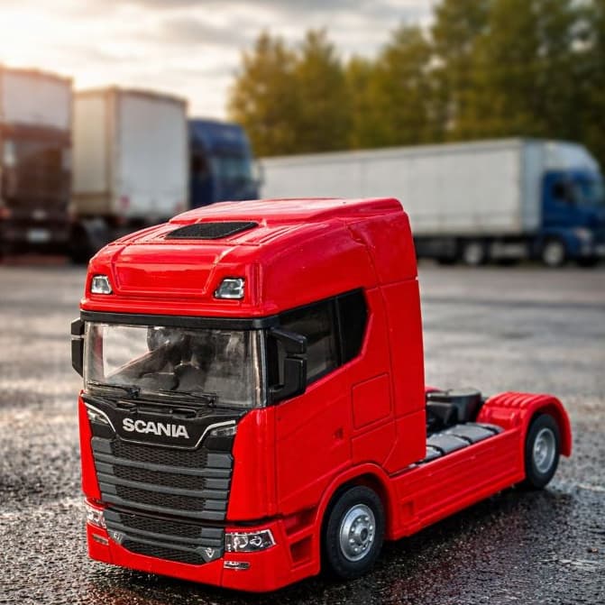 Miniatura Scania 7705 – Metal Premium | Cabine Basculante e Cores Vibrantes