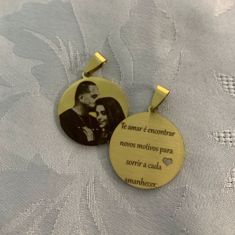 Pingente Redondo de Aço Inox Dourado Personalizado Com Gravação a Laser Ultra Realista