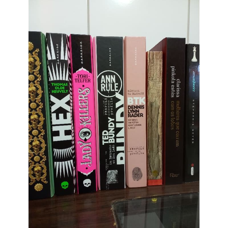 Desapego de livros semi novos e usados da darkside e editoras variadas! (mais opções no perfil) True Crime Terror Ficção