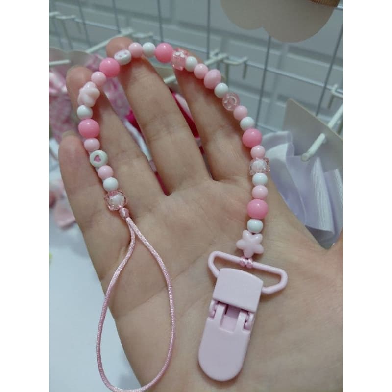 Prendedores de chupeta artesanal feito com miçangas