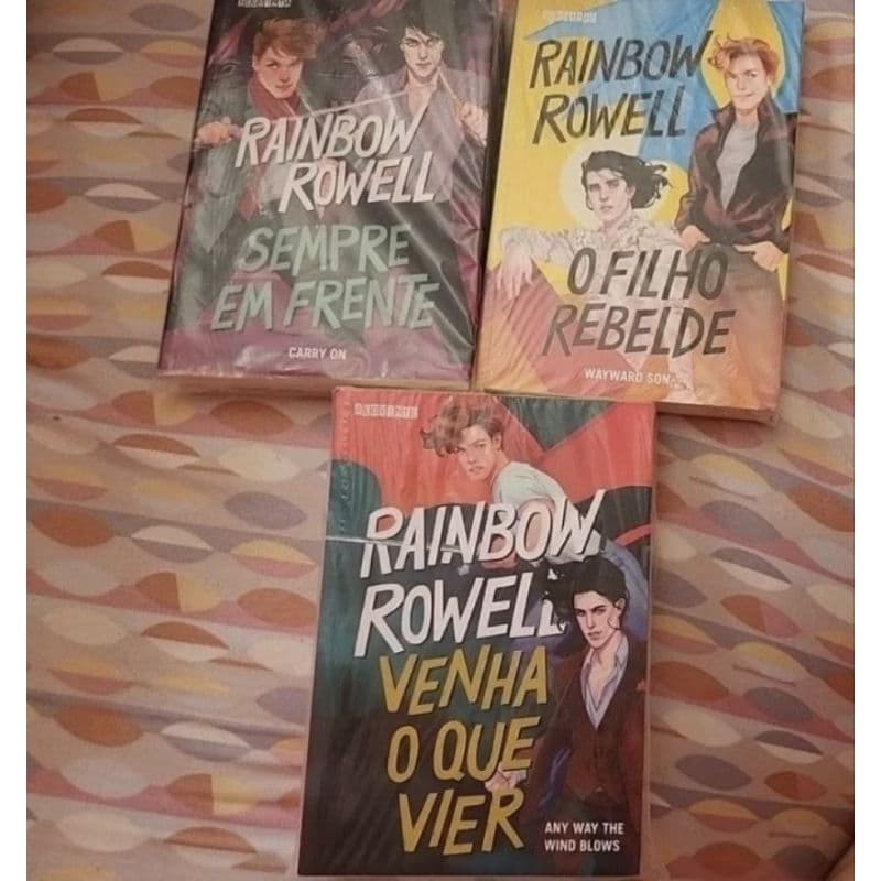 Desapego Coleção Livros LGBTQ+ Simon Snow - 3 Livros usados em ótimo estado de conservação