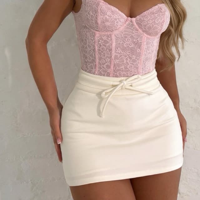 short saia alfaiataria neoprene com cordinha cintura alta tendência lançamento 2026 elegante