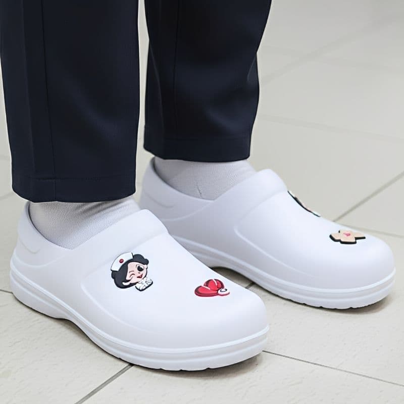 Sapato NR-32 EPI Hospitalar Profissional Antiderrapante Fácil de Limpar Impermeável Leve Macia (Sapato)