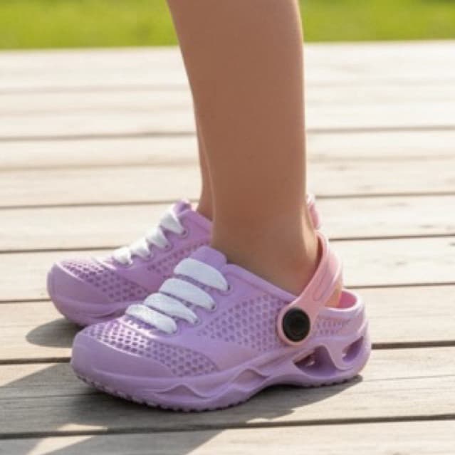 Babuche ou Crock Infantil Feminino Leve, Macio e Confortável Cores Leves Enfeites Especiais