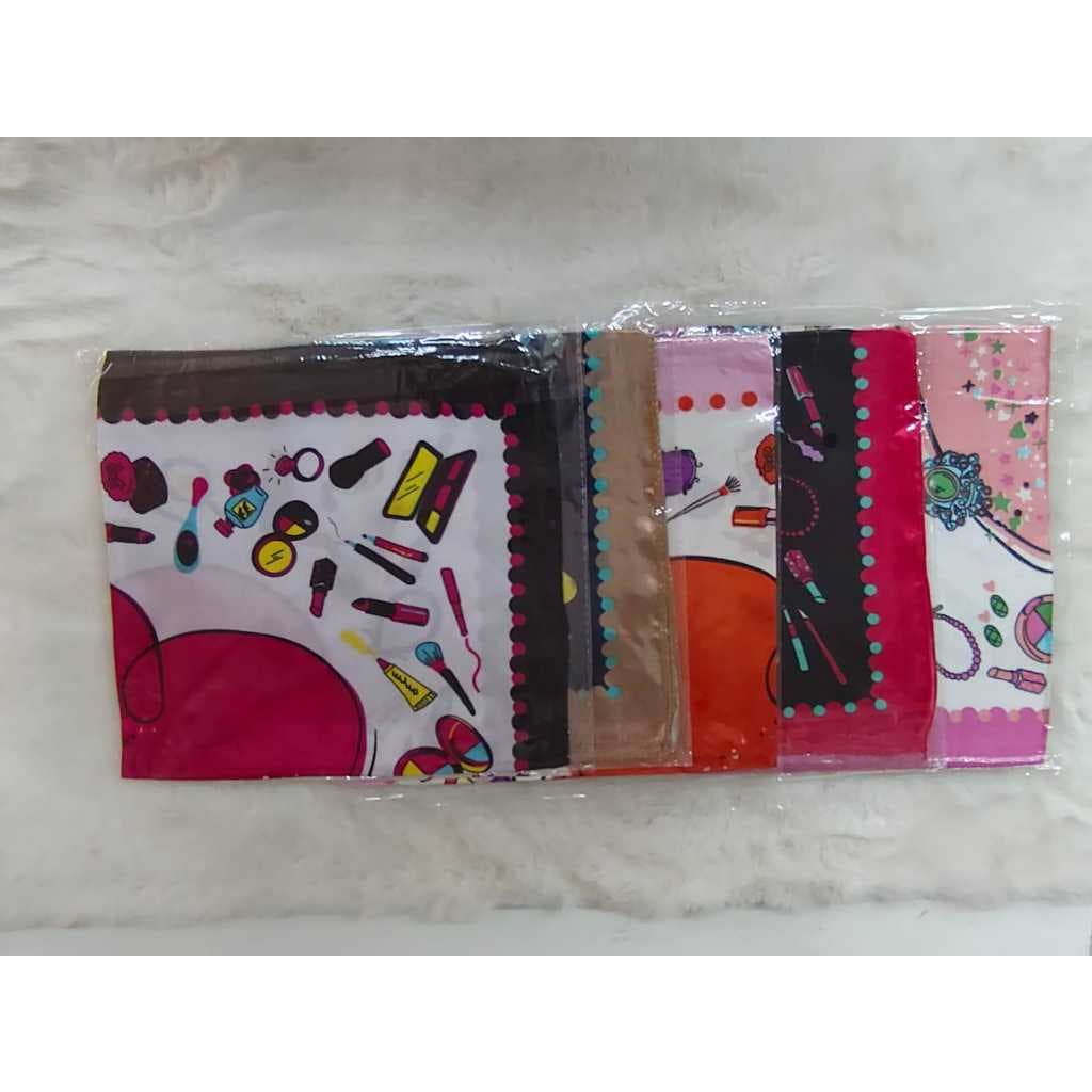 🧣 Lenço/Foulard Estampado – Tema Moda & Beleza Design criativo e divertido: estampas exclusivas com ícones do universo