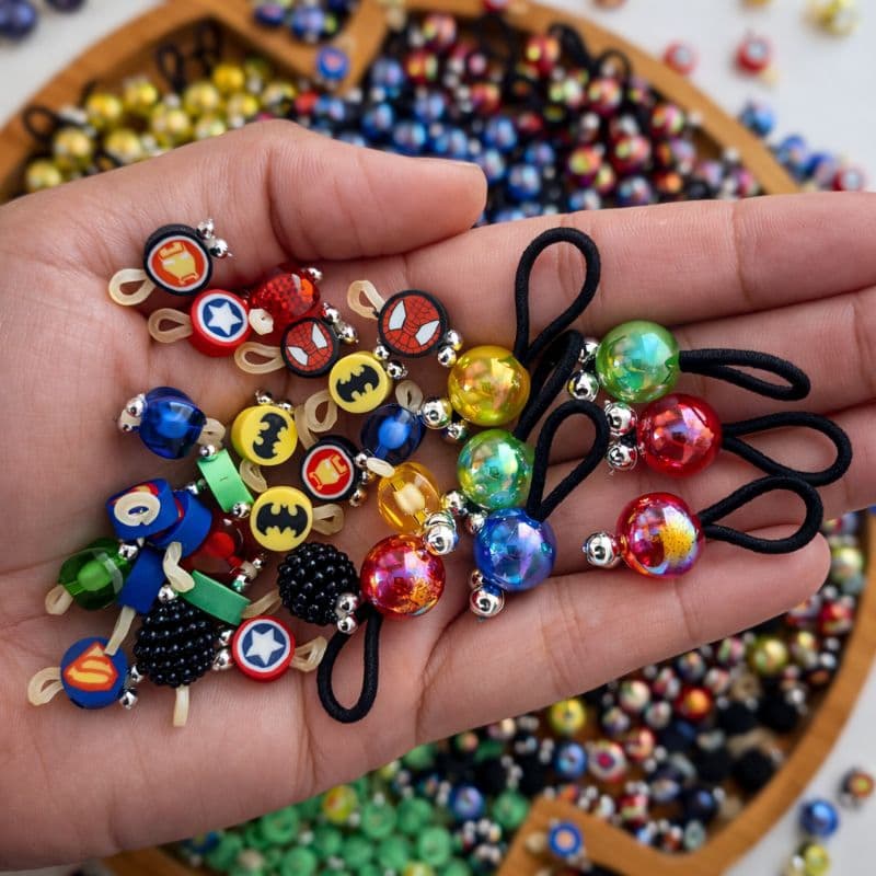 Kit 30 Jóias Pet Banho e Tosa Heróis| Assessórios Penteados Cachorro Macho | Biju Elástico Ponto de Luz Aljofre Pérola