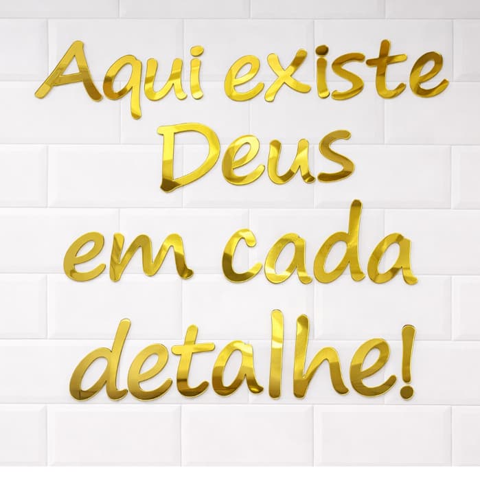 Frase decorativa Aqui tem Deus em cada Detalhe em Acrílico - * - *