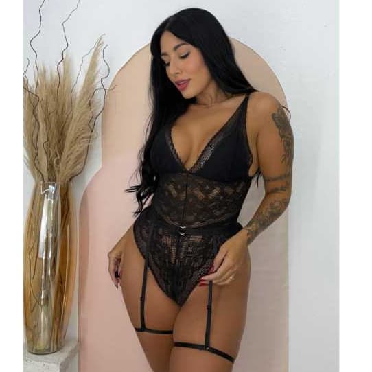 Body Esmeralda Langerie Sexy de Renda Rendado com Aberturas Sensuais e Cinta Liga
