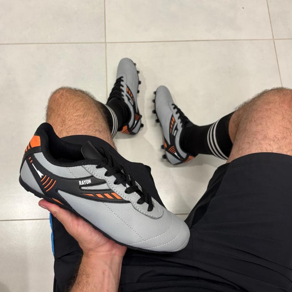 Chuteira em Couro Legitimo Society Ultra Resistente Colada e Costurada Sola de Borracha Original