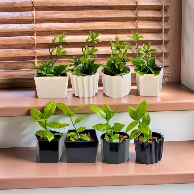 Conjunto com 8 Mini Vasos Decorativos com Plantas Artificiais Realistas
