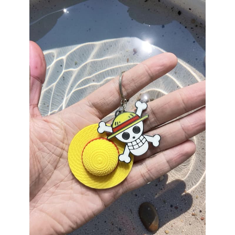 Chaveiro One Piece com Chapéu de Palha Amarelo do Luffy e Pingente Jolly Roger