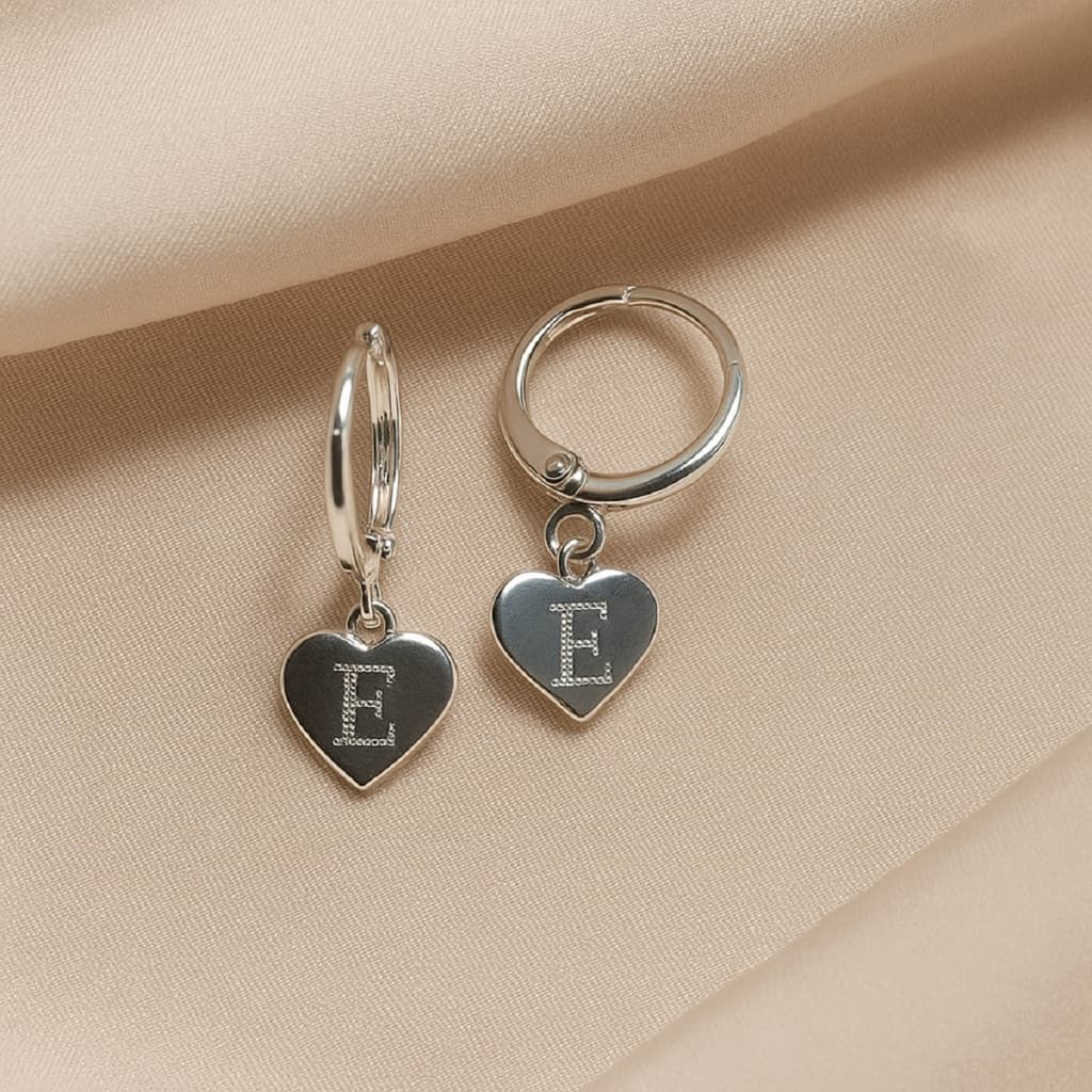 Brinco Argola Click Infantil Berloque Coração Letra Inicial Banhado a Prata 925