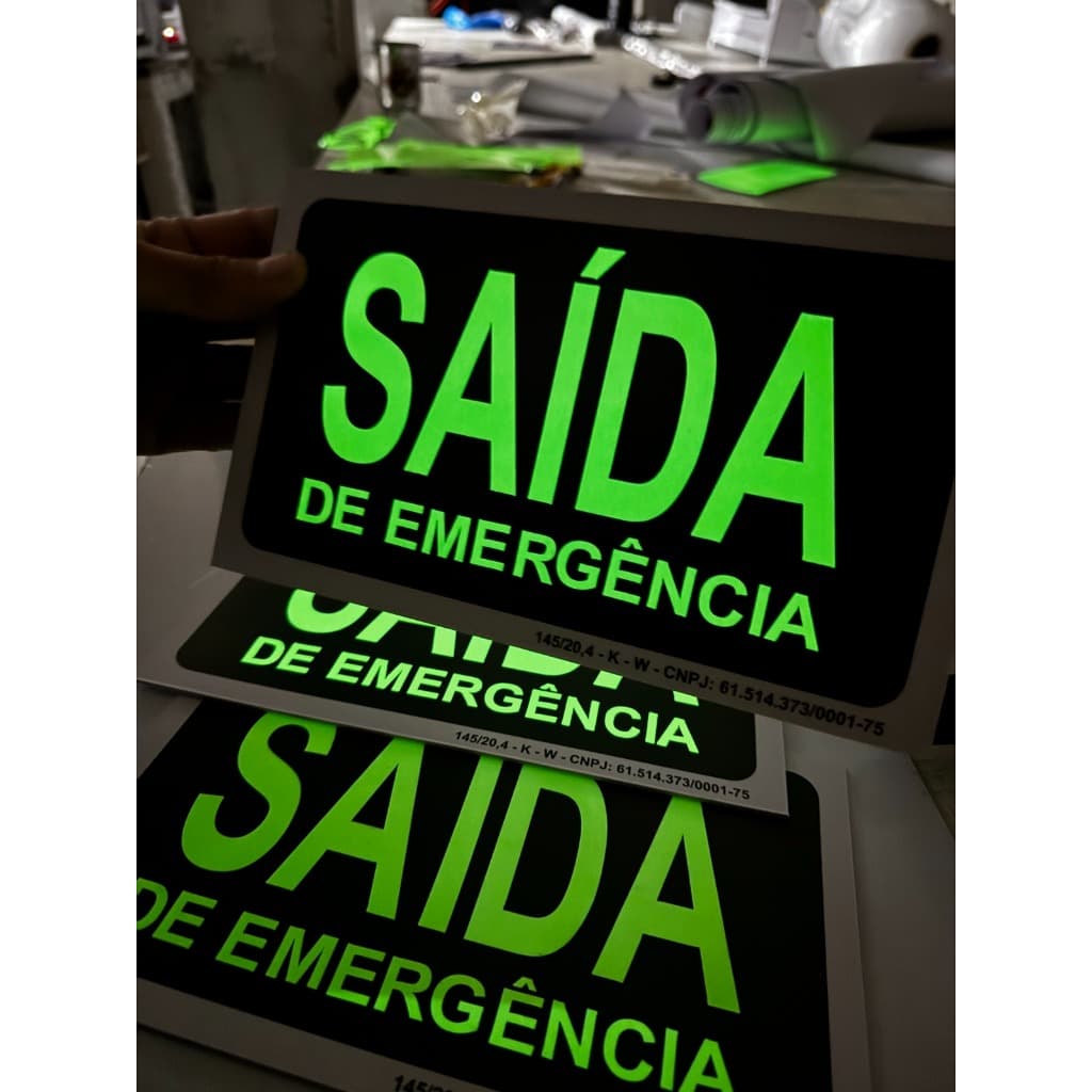 Placa Saída de Emergência Fotoluminescente Brilha no Escuro PVC 25x15cm - Sinalização de Segurança Incêndio Kits 1,2 e 4