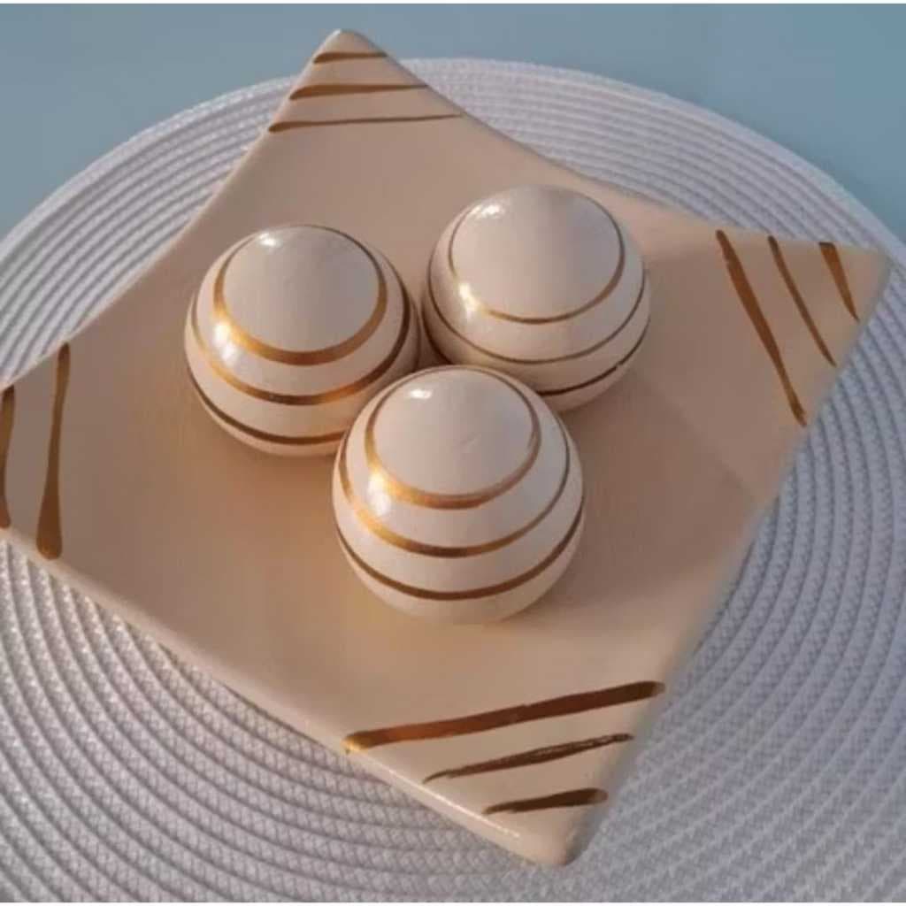 Centro de Mesa Decorativo com Prato e Kit 3 Bolas de Cerâmica – Enfeite para Sala, Rack ou Aparador