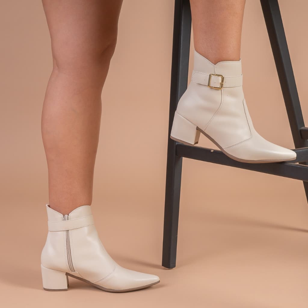 Bota Feminina Social Bico Fino Salto Médio Cano Curto Médio Fivela Confortável Moda