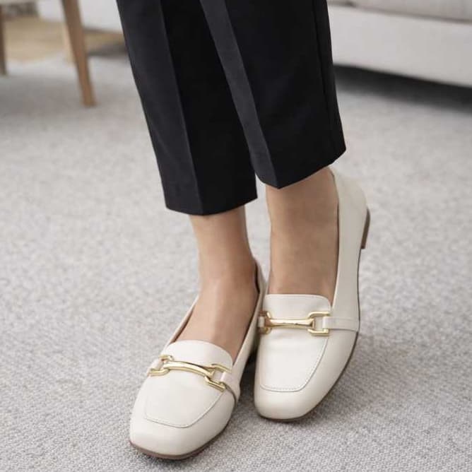 Calçado Mocassim Feminino Bico Quadrado Confortavel Enfeite ABS Casual Metal Moda Sapatilha Versatil