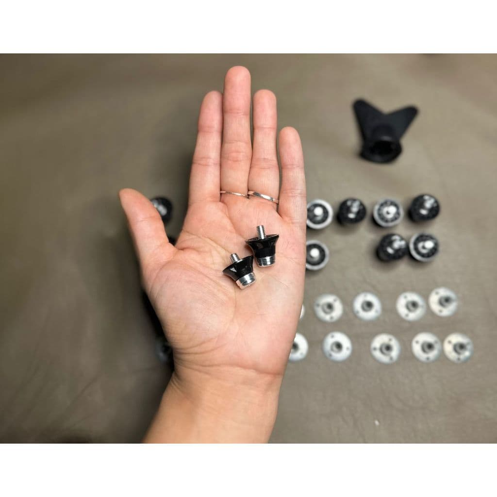 Kit Cravo/Trava para Chuteira -16 cravos + 16 roscas +1 Chave - Substituição Futebol de Campo - Base Metálica Reforçada