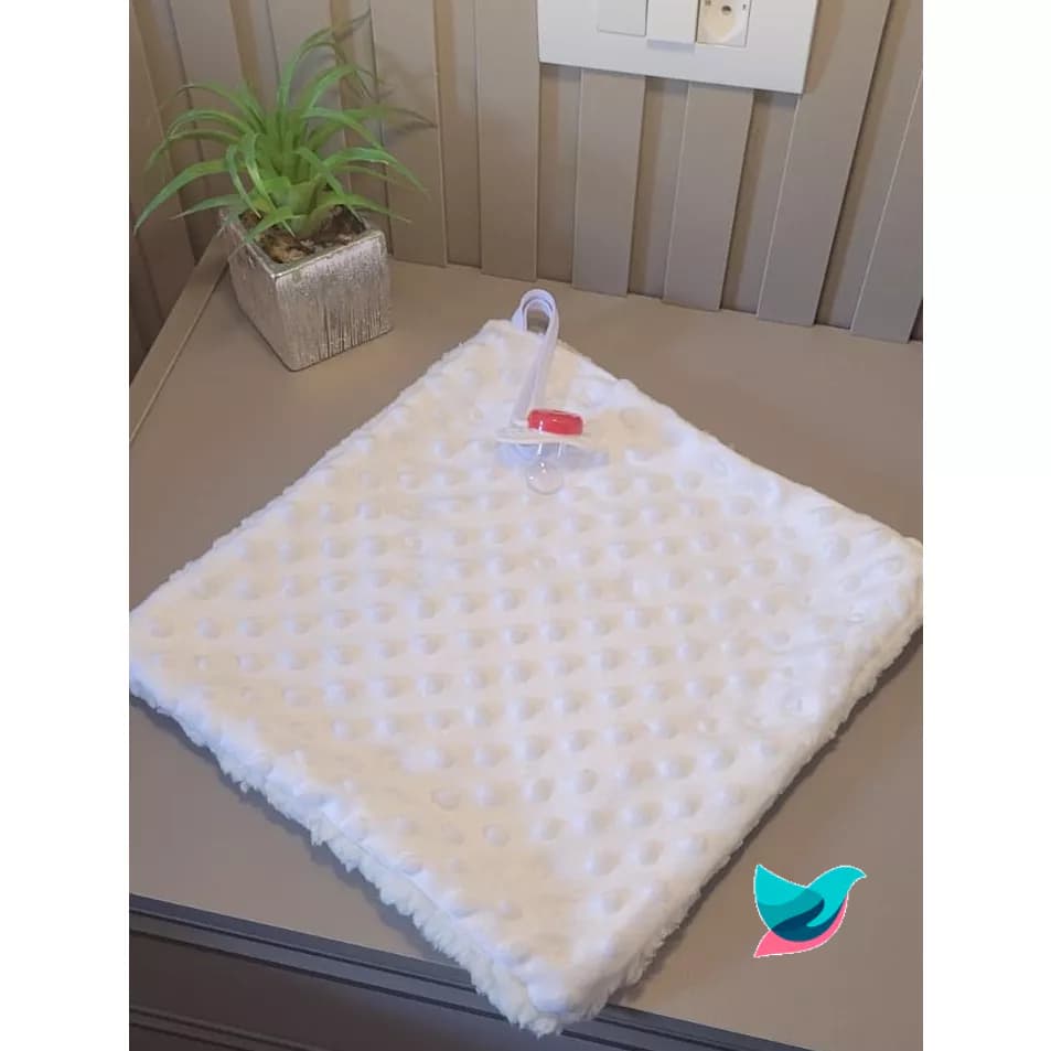 Naninha para Bebê Toda Branca Pipoquinha Bolha forrada com Pelo carneiro Sherpa 30cm x 30cm com Porta chupeta