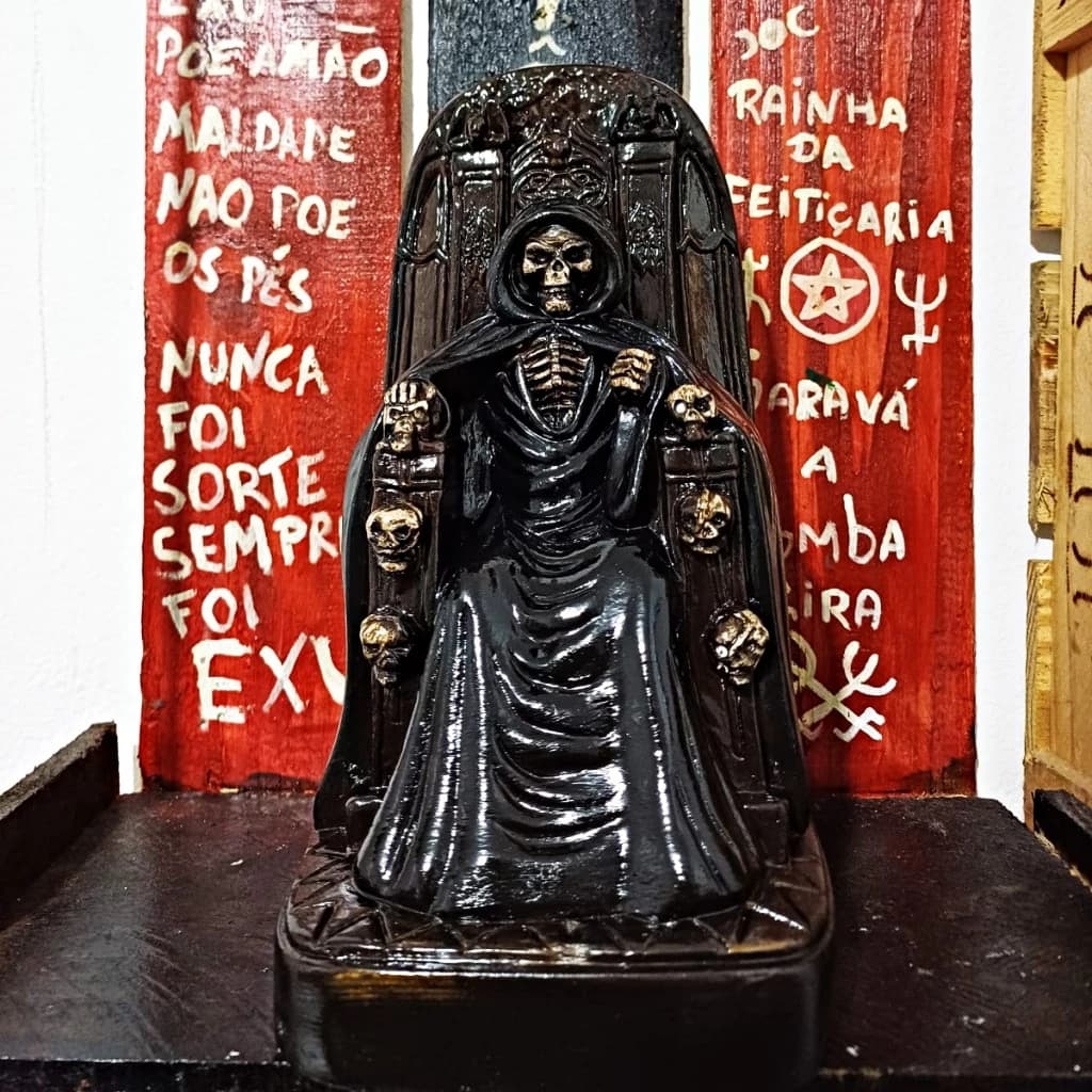 Imagem Exu Caveira / Tata Caveira / Caveira no trono em Gesso Para Assentamento Umbanda Kimbanda