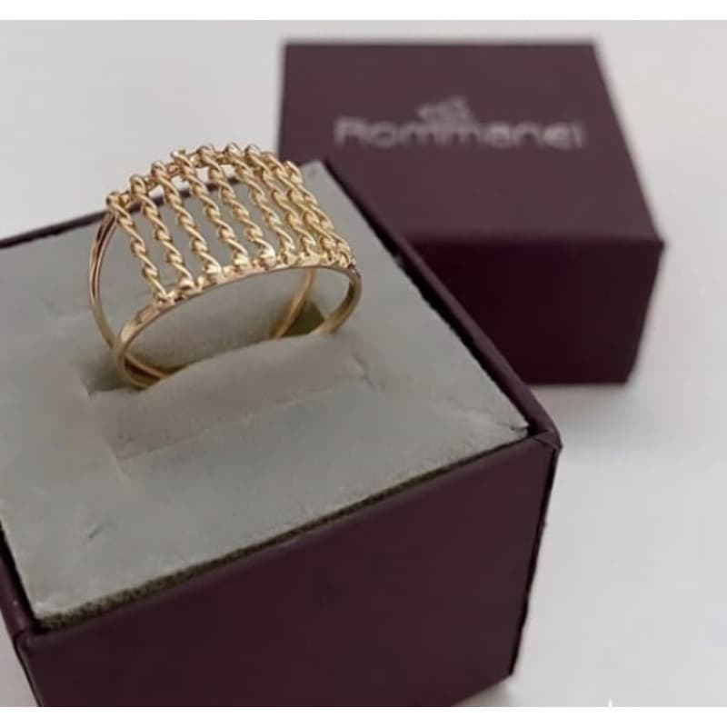 Anel folhado a ouro formado por fios torcidos na parte superior com detalhes vazado nas laterais