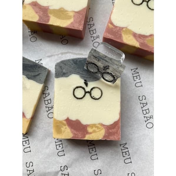 Carimbo de acrílico para sabonete  “Óculos e raio”.