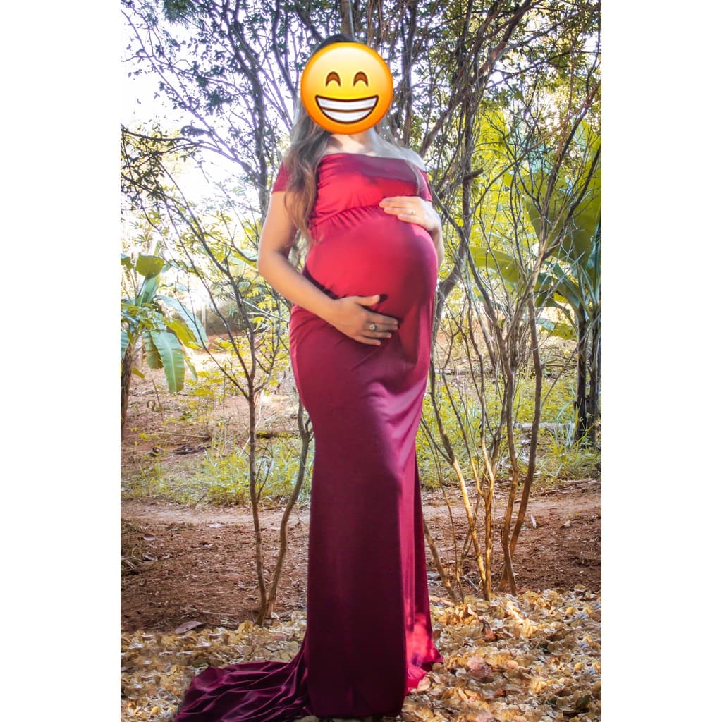 Vestido simples gestante para sessão fotográfica no vermelho escuro estilo sereia