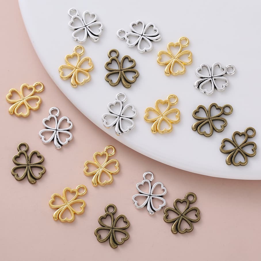 30pcs Clover Openwork Encantos Do Vintage Pulseira Pingente De Oscila Para As Mulheres Colar DIY Fazer Jóias Acessórios