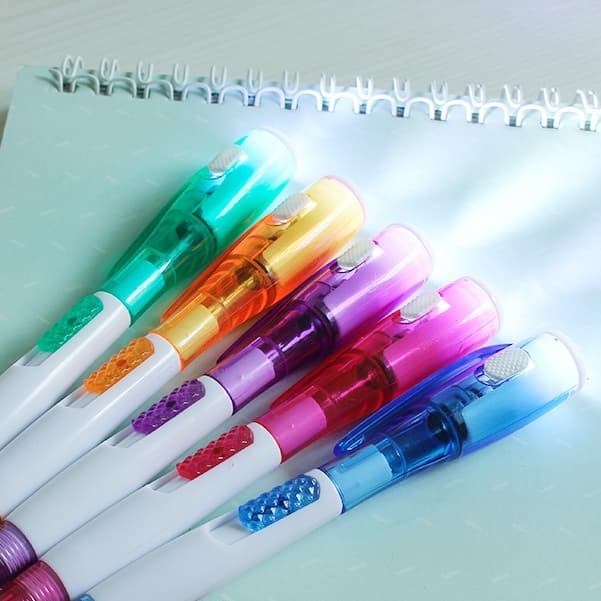 Nova Caneta Lanterna Criativa De Luz LED Divertida EsferográFica Multi Funcional Estudante Presente De Papelaria