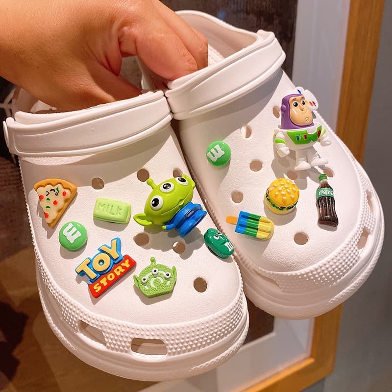 Toy Story Charms Conjunto De Fivelas De Sapato Monstro De Três Olhos Morango Urso Clássico Acessórios De Desenho Animado