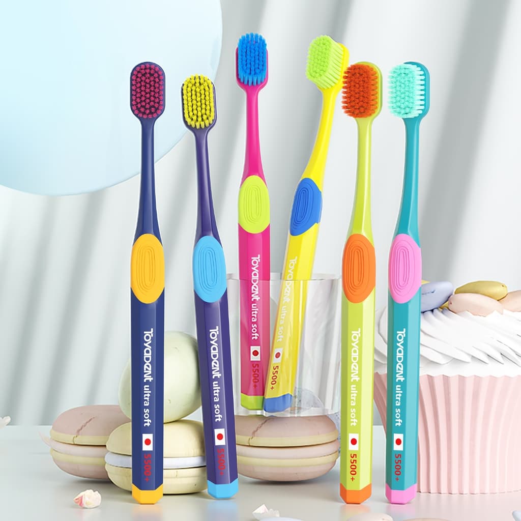 ToyaDent Escova de Dente, Cerdas Macias, Cores Brilhantes, Design Ergonômico 19CM